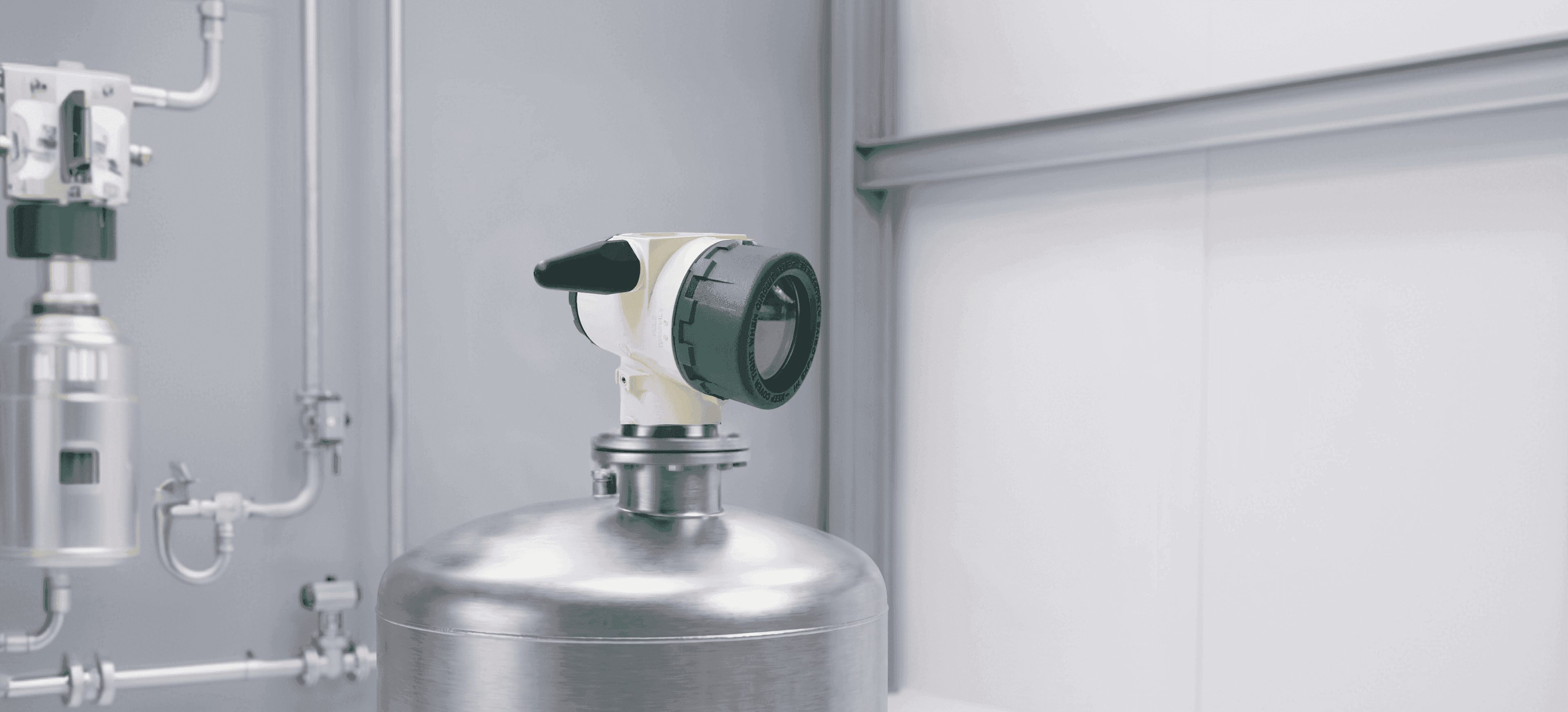 Tank level sensor with analog 0-4V and RS485 communication for industrial IoT monitoring